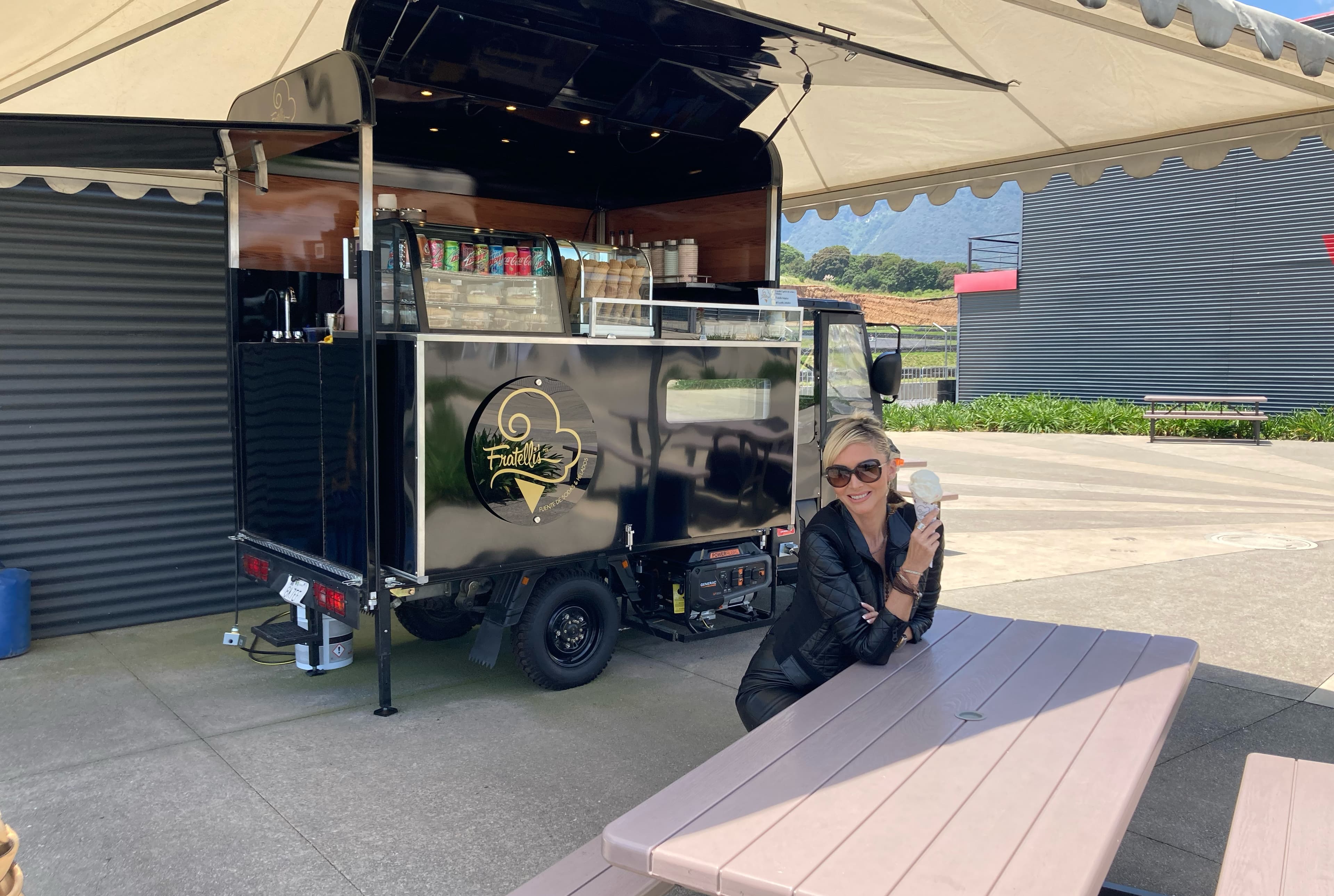 Equipo de Fratelli's preparando helado artesanal